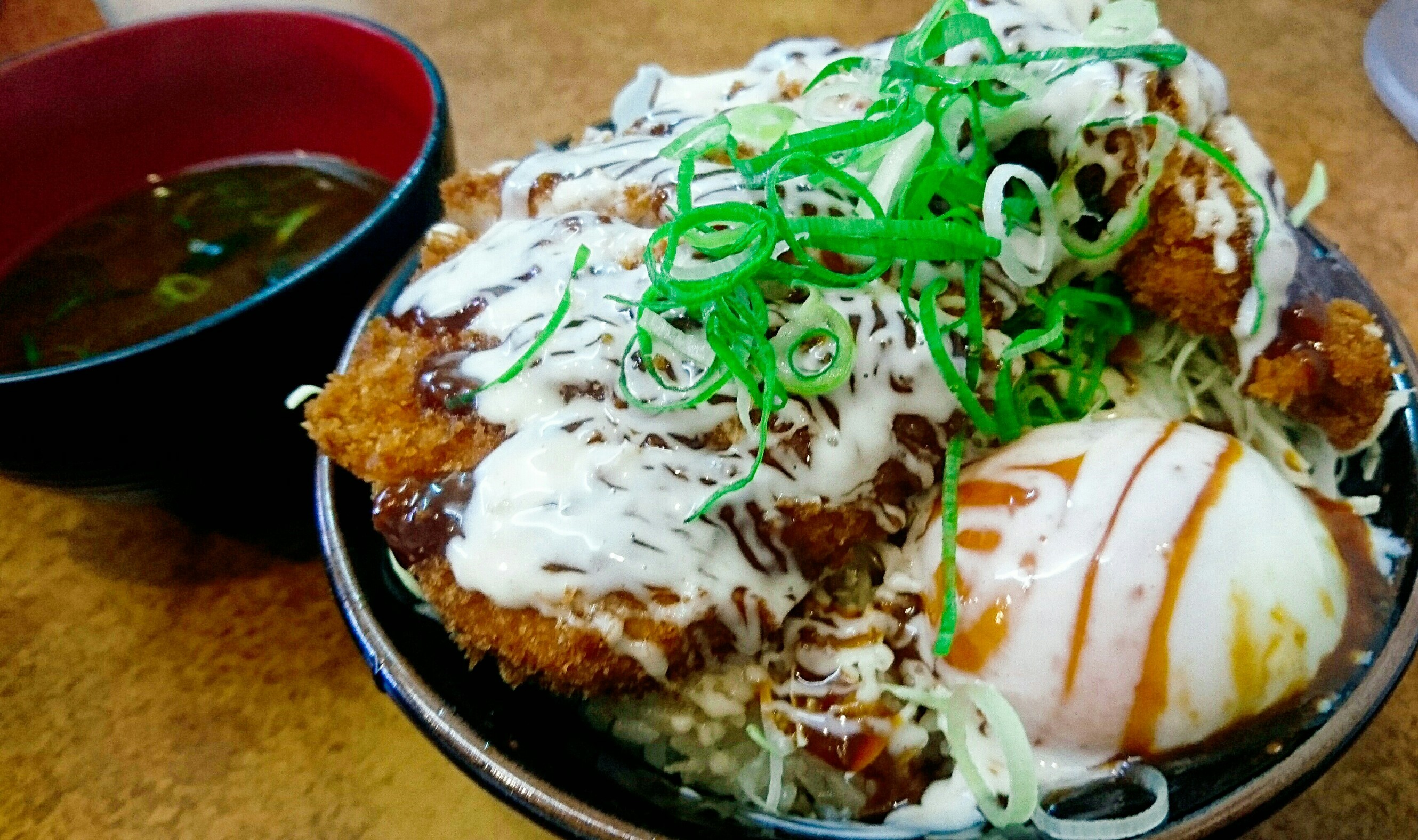 かつ丼吉兵衛 本店 三宮 王道のカツ丼はここにあり 素材にこだわり抜いた究極のカツ丼が手軽に味わえるお店