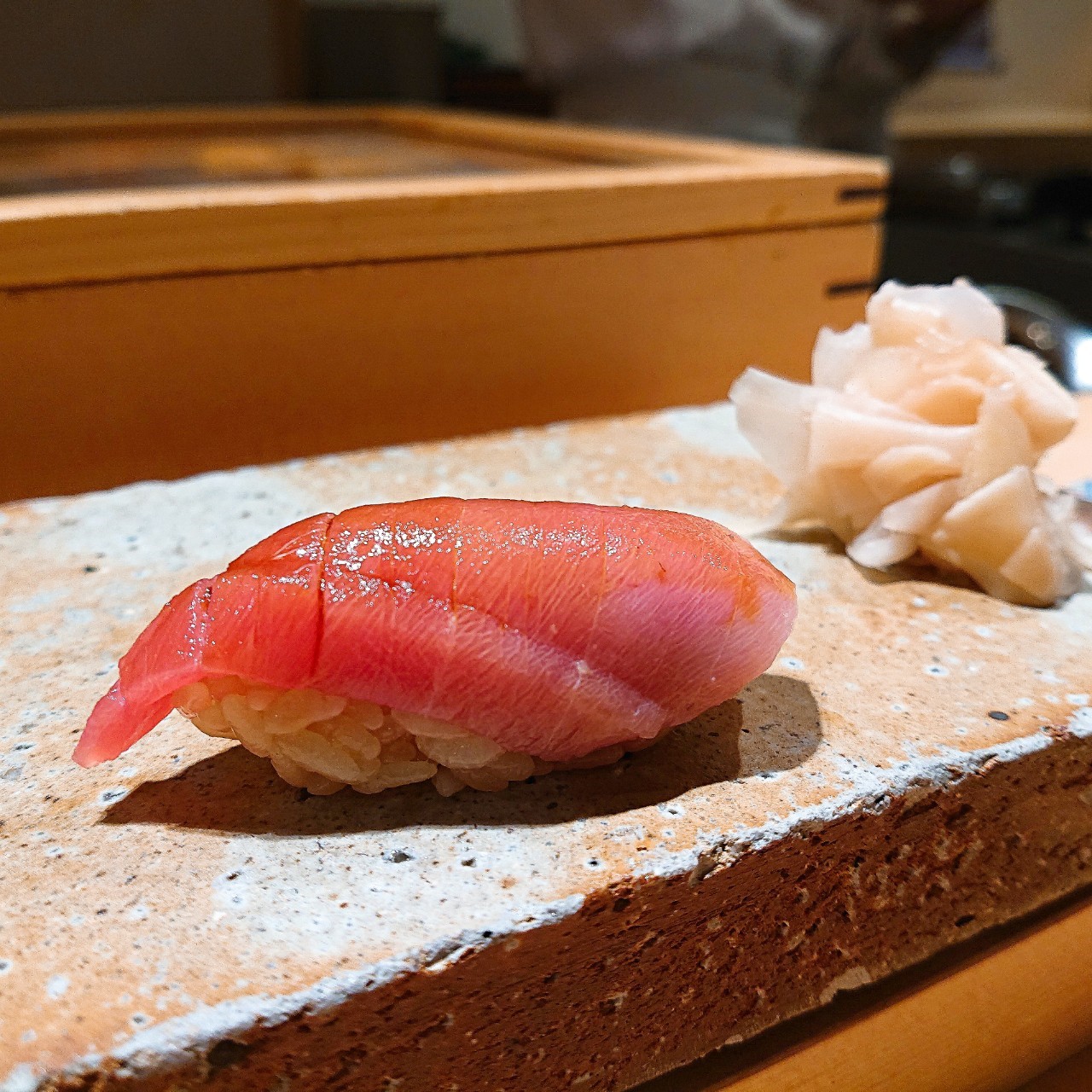 寿し あや瀬 梅田 赤酢のシャリがアクセントに 大阪マルビルの地下に店を構える人気寿司店