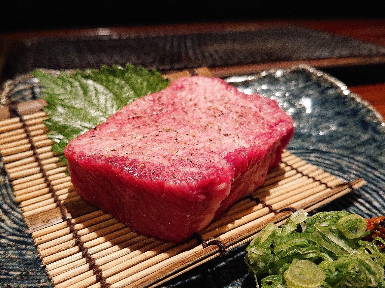 肉家串八 梅田 まるでバーのようでデートにぴったり 落ち着く雰囲気のおしゃれな焼き肉屋 けんけんの関西食べある記
