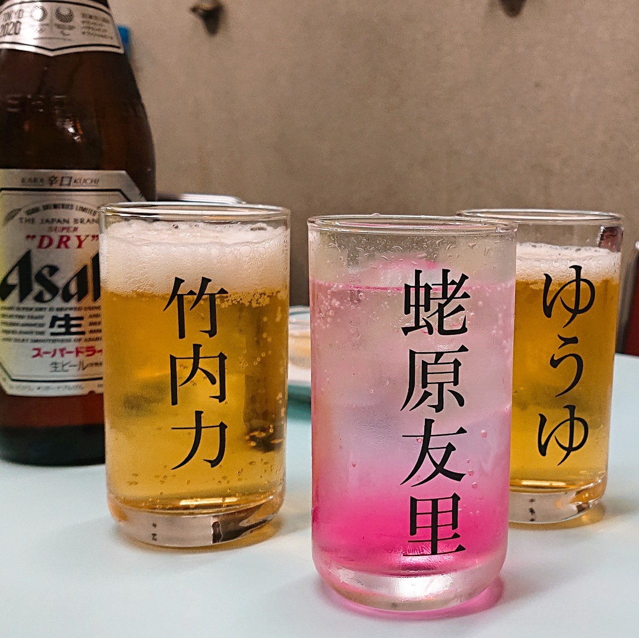 夷川餃子 なかじま 京都 芸能人の名前が書かれたグラスがキュート レトロな個性派餃子屋さん
