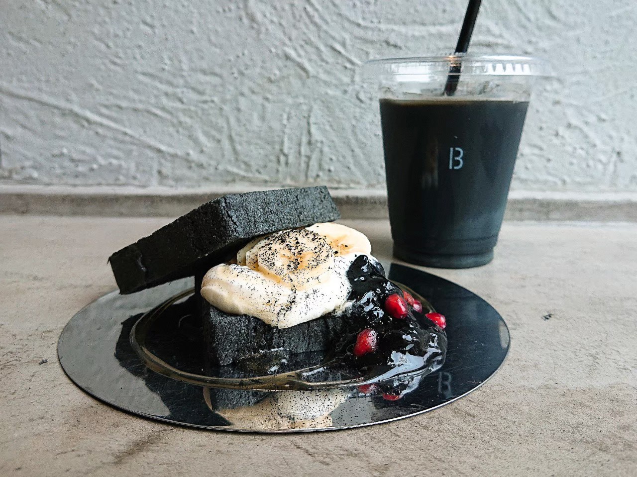 ブックアンドベッドトウキョウ Book And Bed Tokyo 心斎橋 白と黒の世界を堪能 ホテルに併設されたおしゃれカフェ