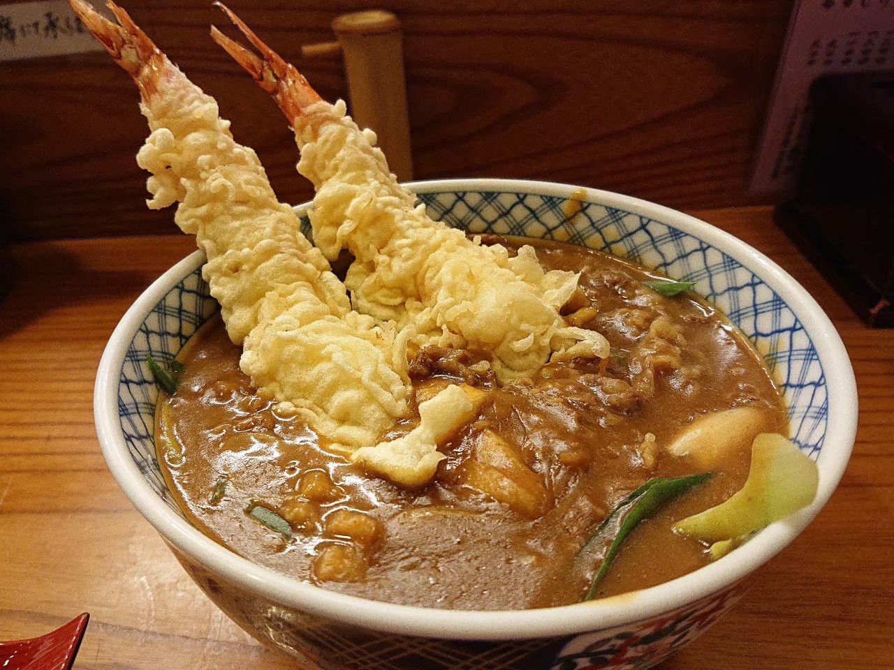 香川 北新地 飲んだあとの〆にぴったり 出汁の効いたエビ天カレーうどんがおすすめ