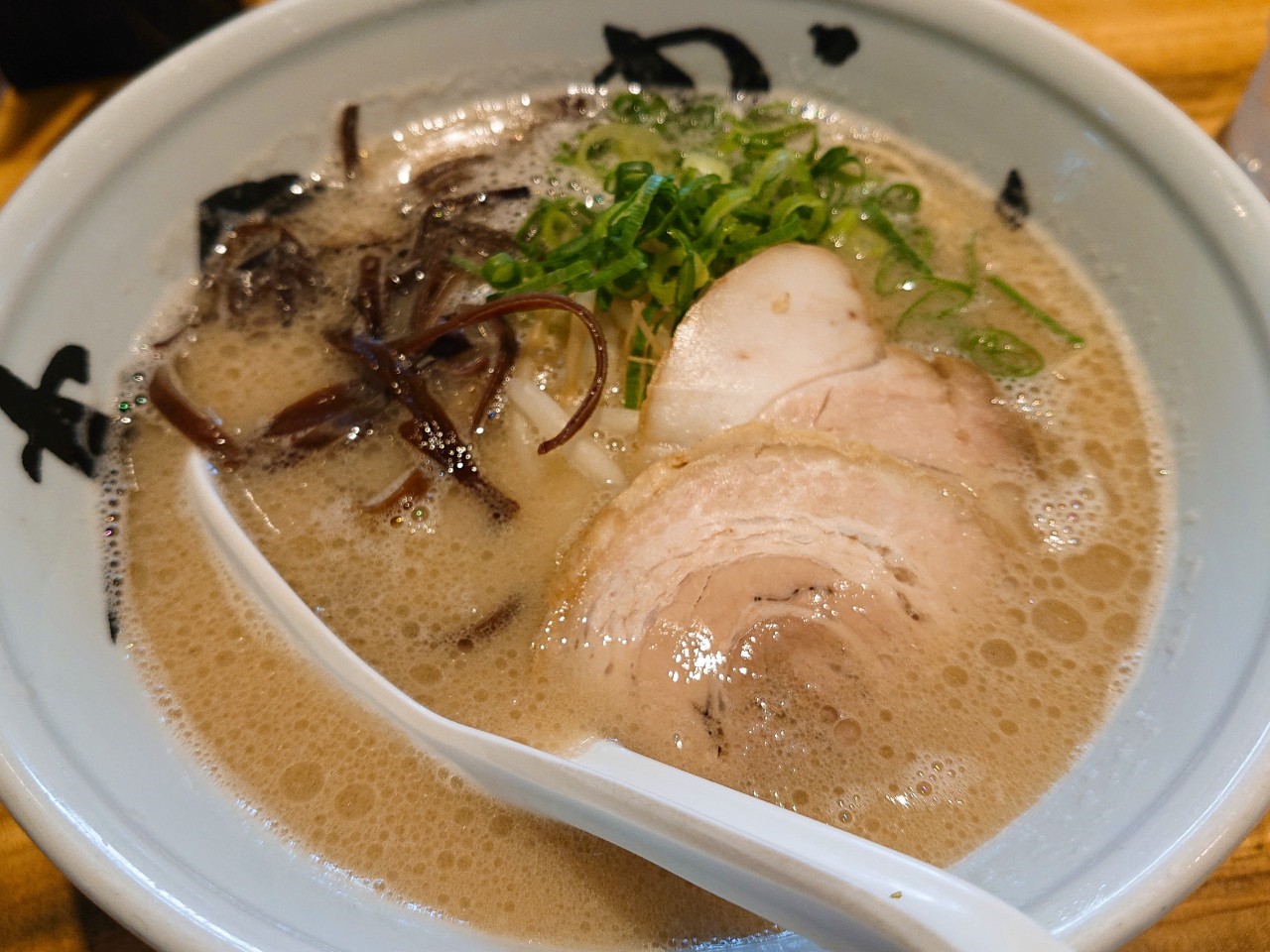 まんかい』福島-店内は桜満開！博多豚骨ラーメンが美味しい人気