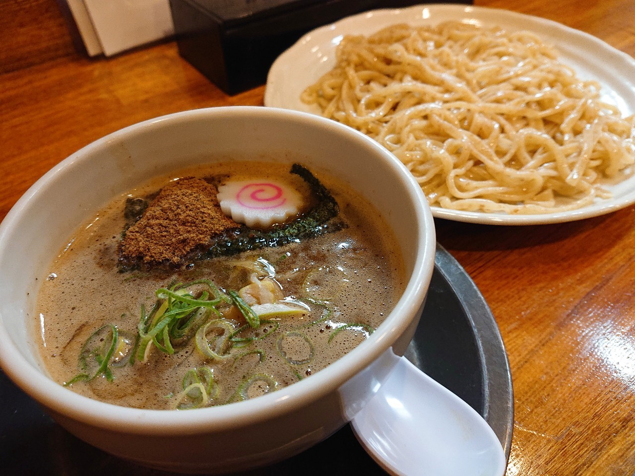 ジャクソンズ 福島 もちもちの麺が決め手 魚粉の効いたつけ麺が美味しいお店