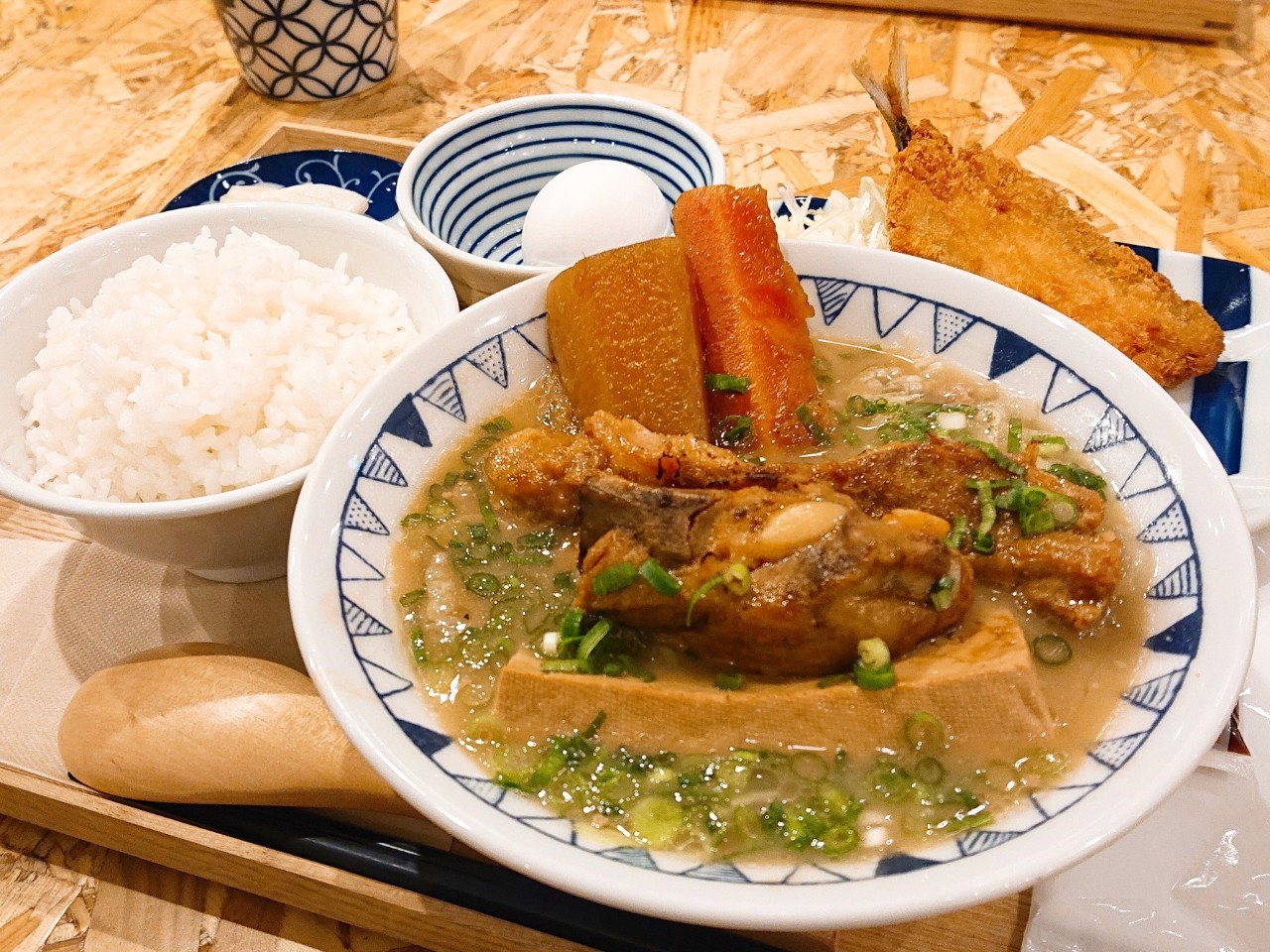 野菜を食べるごちそうとん汁 梅田 野菜がゴロゴロでヘルシー 東京代々木発の珍しい豚汁定食専門店