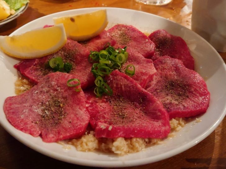 万正 まんまさ 鶴橋 生にんにくたっぷりの塩タンが絶品 予約必須の人気焼肉店 けんけんの関西食べある記